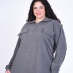 Buzo cargo de darlon para mujer talle especial con bolsillos frontales y cierre en escote y cuello.