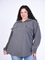 Buzo cargo de darlon para mujer talle especial con bolsillos frontales y cierre en escote y cuello.