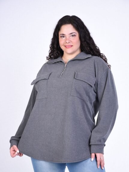 Buzo cargo de darlon para mujer talle especial con bolsillos frontales y cierre en escote y cuello.
