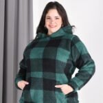 Canguro cuadrillé bifaz para mujer en talle especial color verde con capucha y bolsillos
