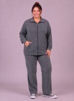 Conjunto campera con cuello y pantalón morley diesel en talles especiales para mujer.