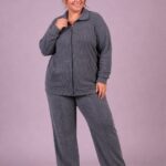 Conjunto campera con cuello y pantalón morley diesel en talles especiales para mujer.