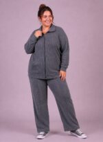 Conjunto campera con cuello y pantalón morley diesel en talles especiales para mujer.